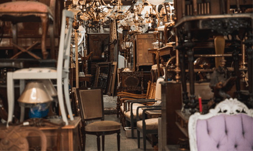 Brocante meuble, fauteuils, lustres