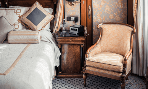 Chambre lit et fauteuils vintage 