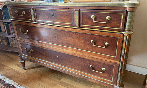 Commode en bois avec poignée dorés 